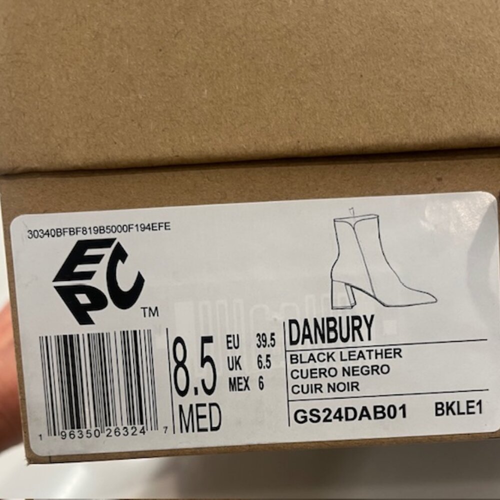 NEW Kenneth Cole Gentle Souls Danbury Bootie 8.5, Black Leather. NEW